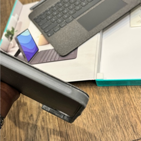 Logitech Combo Touch detachable keyboard case with trackpad and Smart Connector - Picture 8 of 11